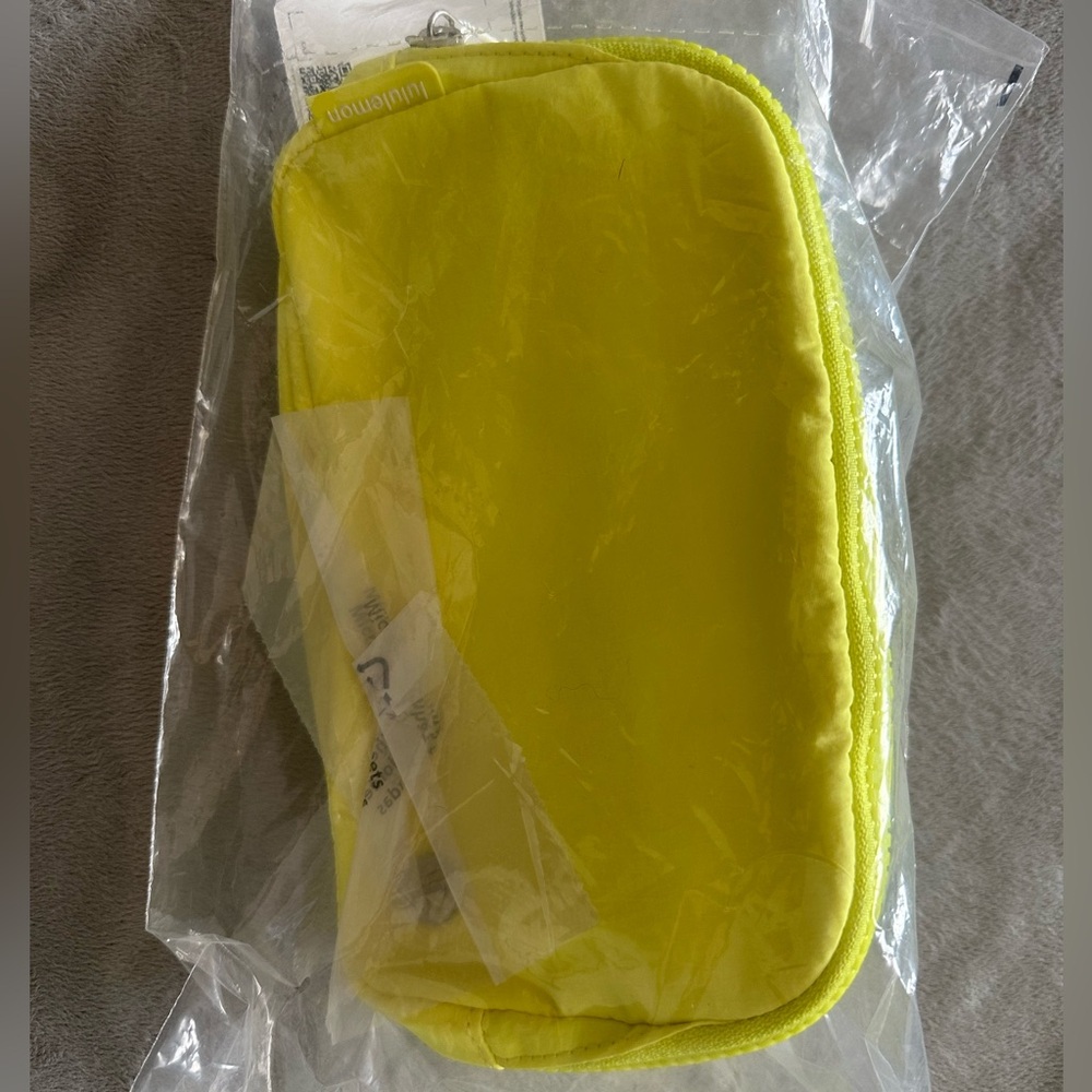 lululemon athletica Everywhere Belt Bag in Electric Lemon 🍋 - Picture 2 of 4